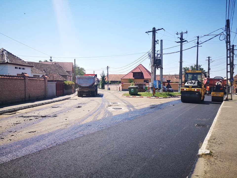 Șofer amendat cu 2.000 de lei după ce a trecut cu tractorul pe drumul proaspăt asfaltat