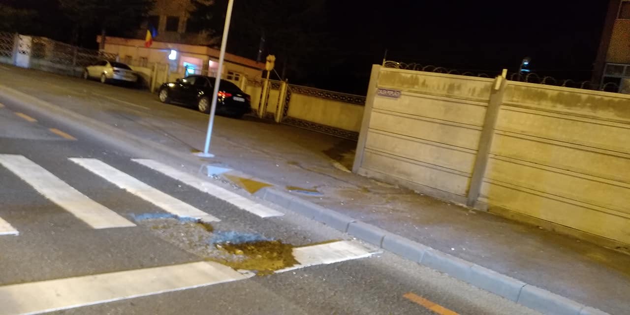 FOTO – Sibieni nemulțumiți de o groapă periculoasă pe Calea Poplăcii, semnalată primăriei de două luni