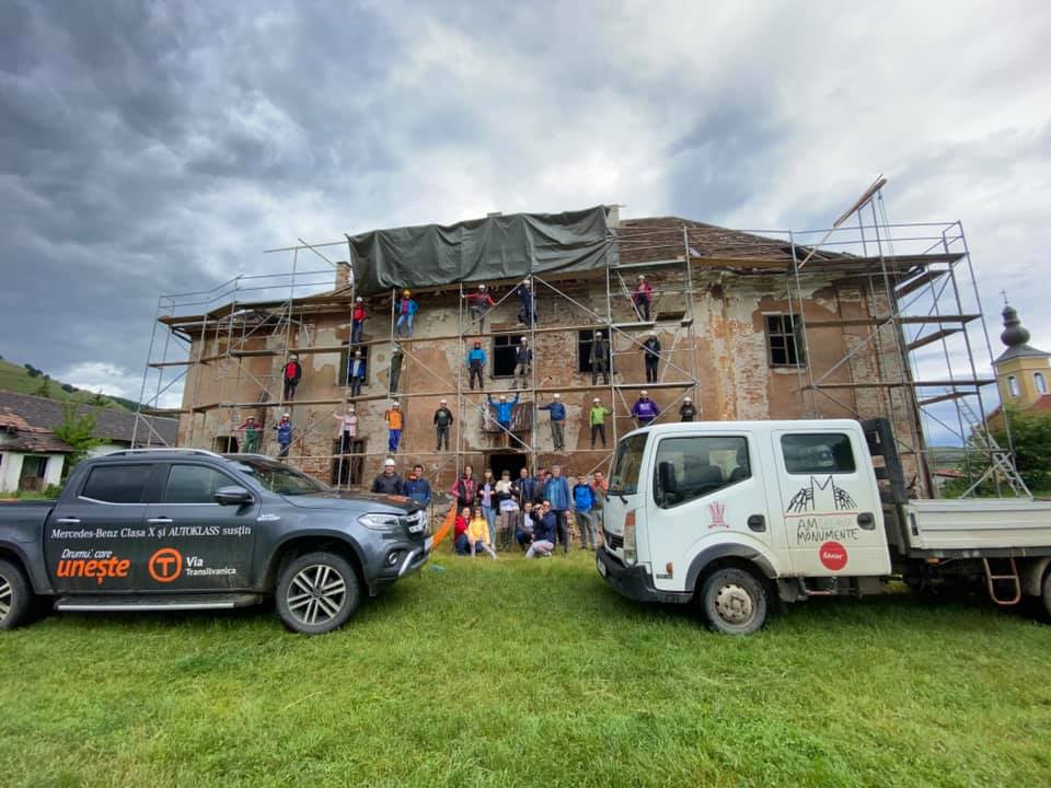 Tibi şi Alin Uşeriu, printre voluntarii care repară acoperişul Castelului Brukenthal din Micăsasa