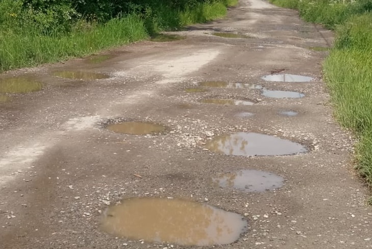 VIDEO: Peste 7 km de drum aproape impracticabil între Nocrich și Ghijasa. Primăria spune că nu are bani