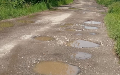 VIDEO: Peste 7 km de drum aproape impracticabil între Nocrich și Ghijasa. Primăria spune că nu are bani