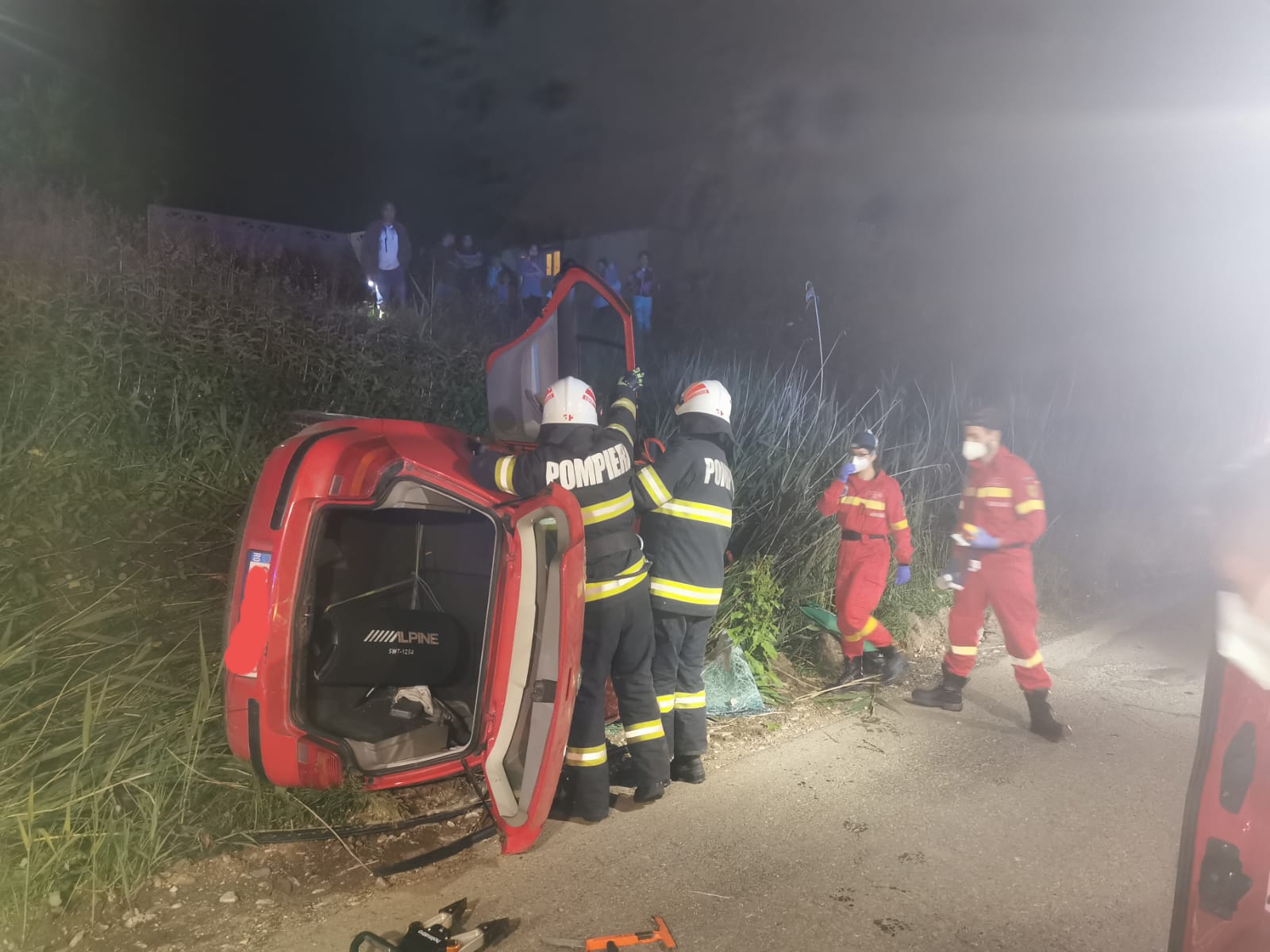 Tânăr de 20 de ani rănit grav, după ce a lovit cu mașina un cal lăsat în drum, la Cornățel