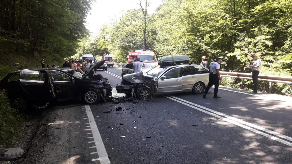 Accident cu trei victime, la Hula Bradului. O șoferiță a intrat cu mașina pe contrasens