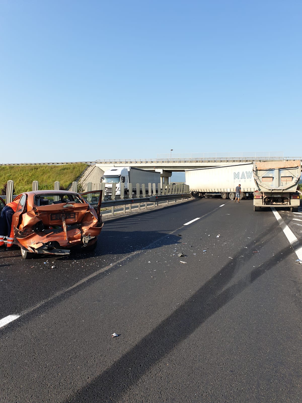 Accident pe autostradă. Sunt implicate două TIR-uri și un autoturism
