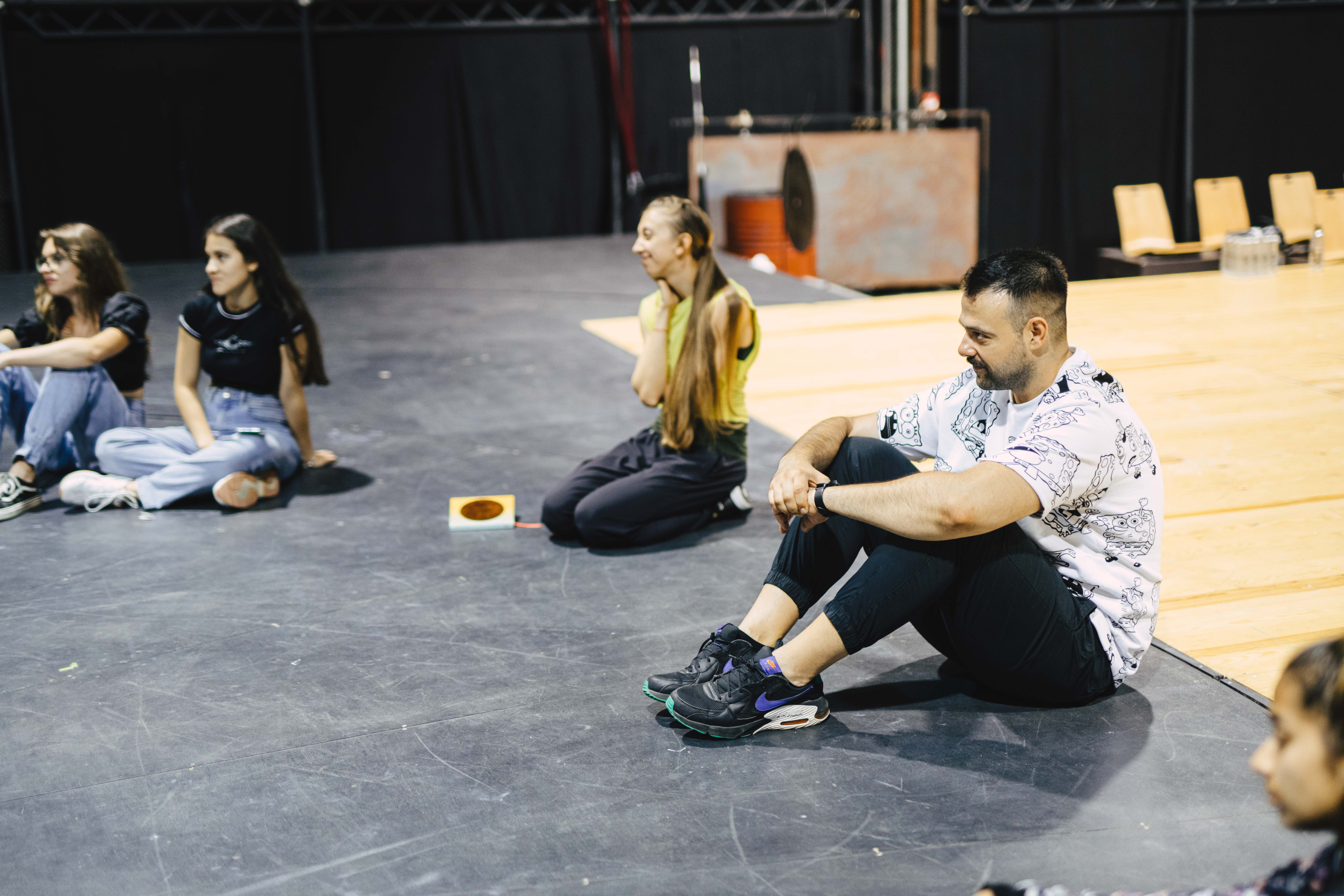 Șapte tineri, protagoniști într-un specacol în premieră la Teatrul Național Radu Stanca. Performance-ul „Aici” ajunge în fața publicului sibian în 17 iulie