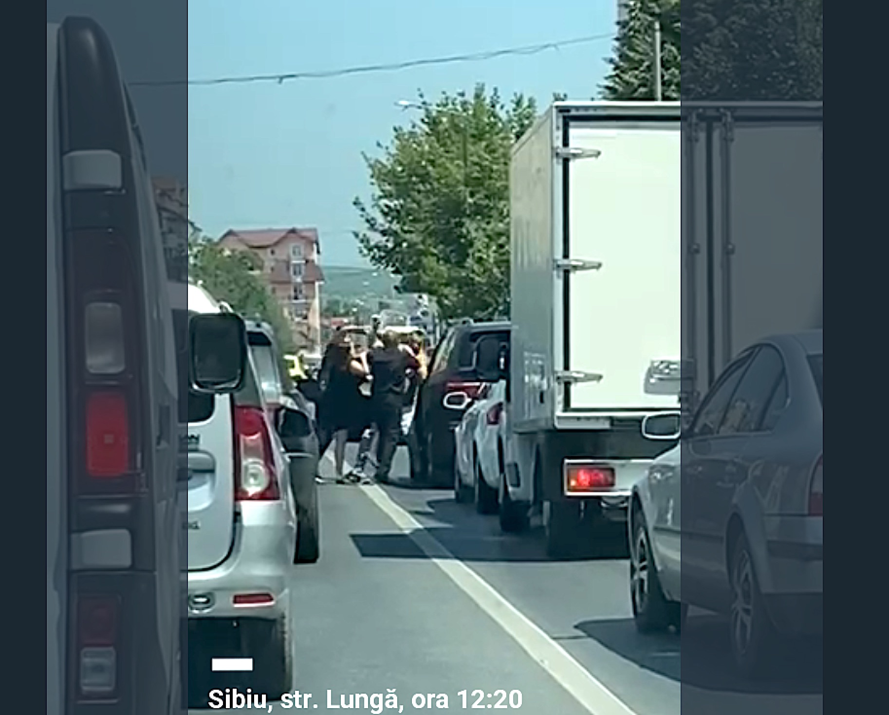 VIDEO Bătaie în trafic, pe strada Lungă din Sibiu. ”Noroc” că s-a făcut verde