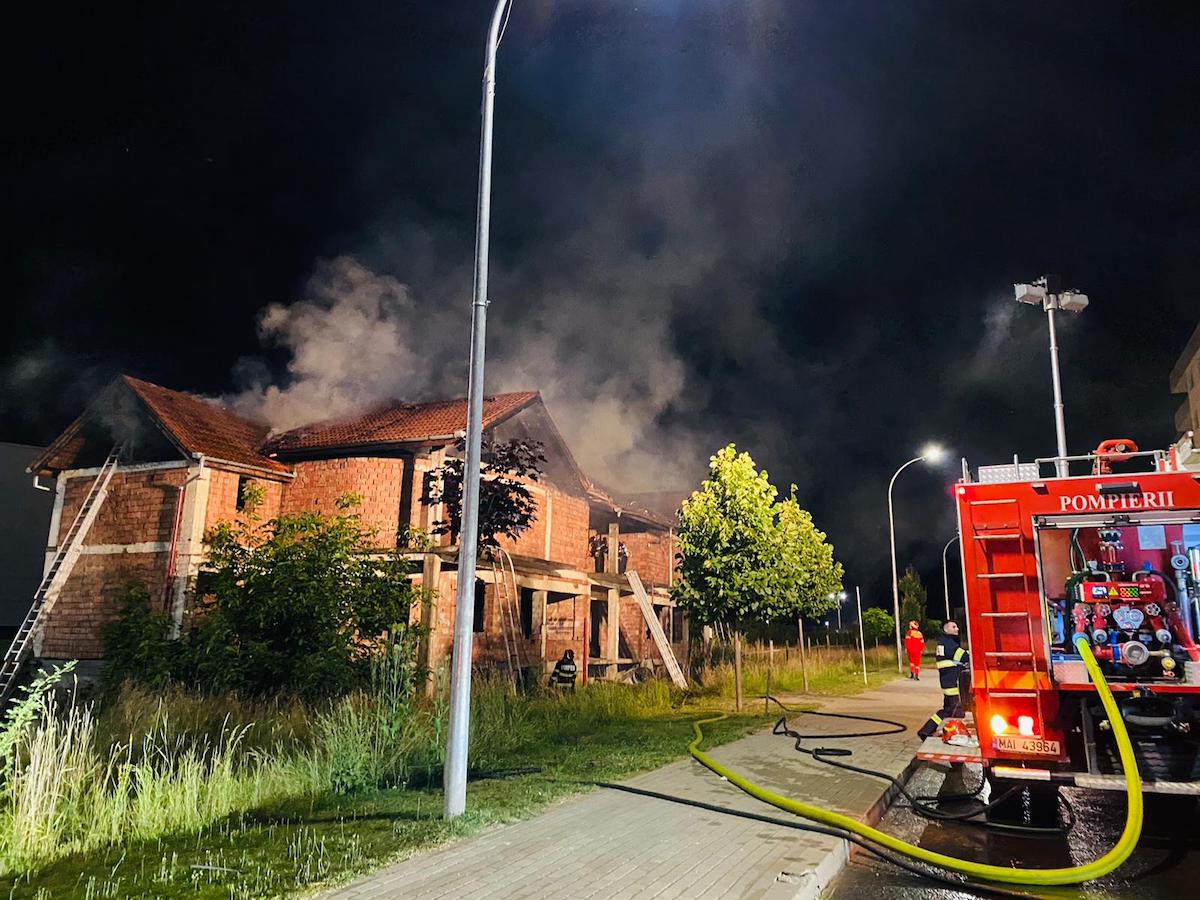 Incendiu la o casă aflată în construcție, lângă Shopping City Sibiu. ISU: „A fost o acțiune intenționată”
