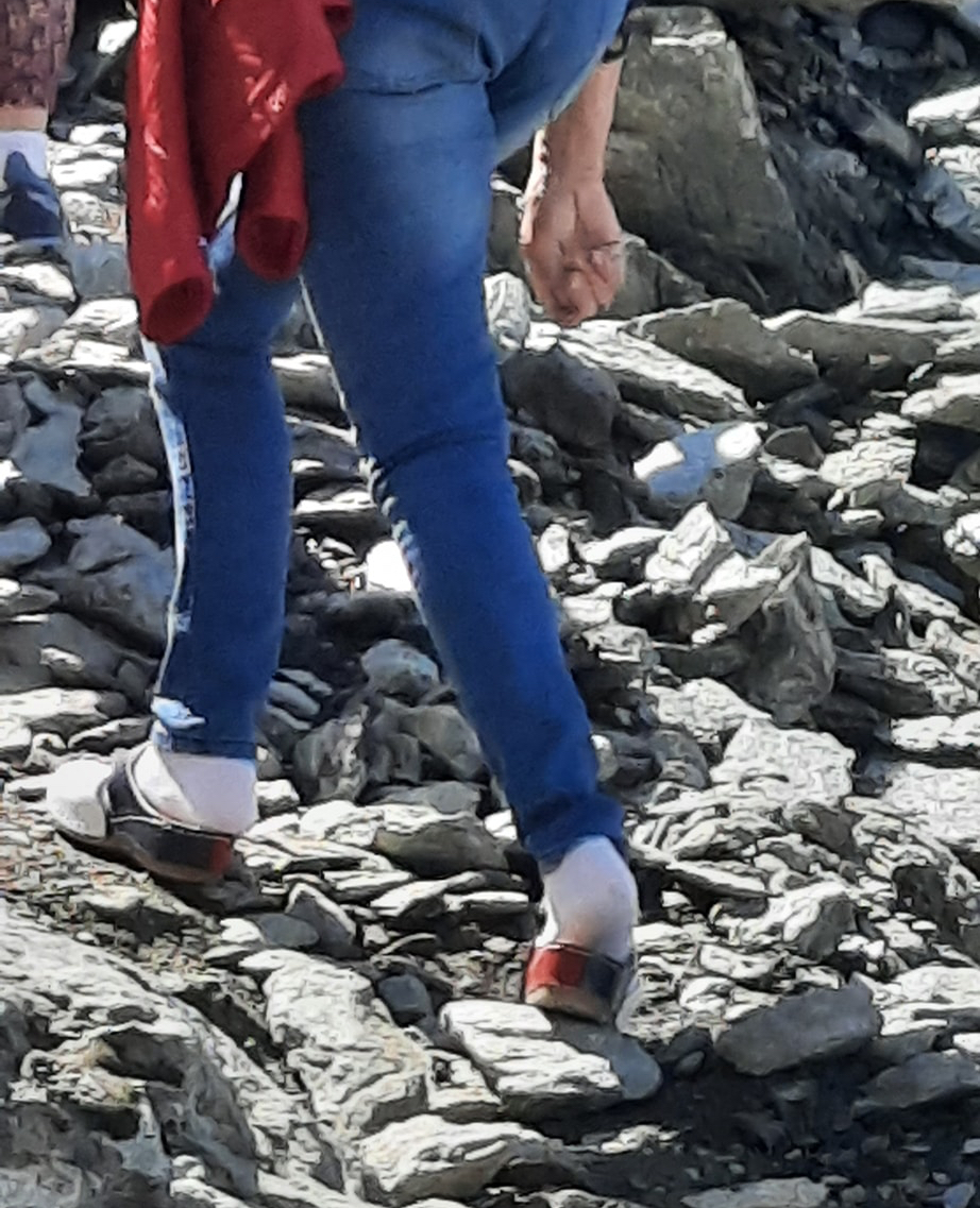 Turistă în șosete și papuci de casă, pe stâncile din zona Bâlea Lac. Reacția Salvamont România