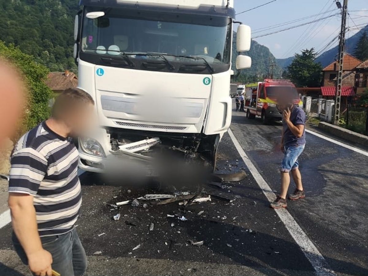 Coliziune între o mașină și un TIR, pe Valea Oltului. O persoană este rănită grav