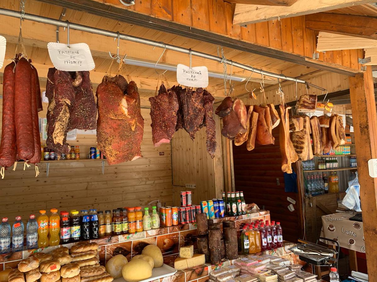 FOTO Controale la Bâlea Lac: Jumătate de tonă de produse alimentare retrase de la consum, cazare neconformă, amenzi de 49 de mii de lei