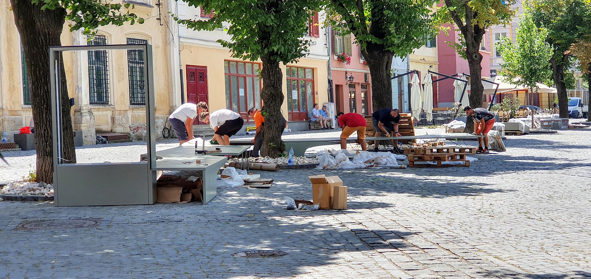 A început montarea noului mobilier urban din Piața Huet. ”De sâmbătă vă puteți așeza”