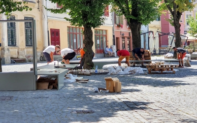 A început montarea noului mobilier urban din Piața Huet. ”De sâmbătă vă puteți așeza”