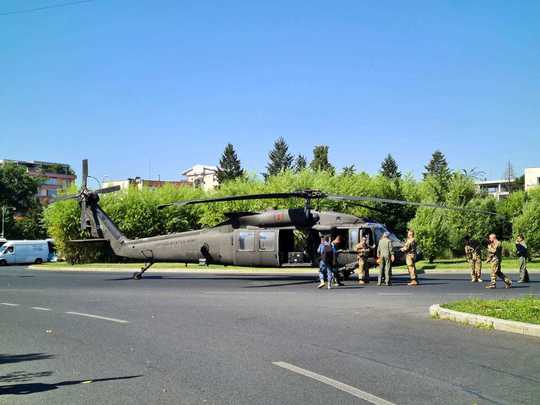 Un elicopter militar a aterizat de urgență în București, lovind doi stâlpi