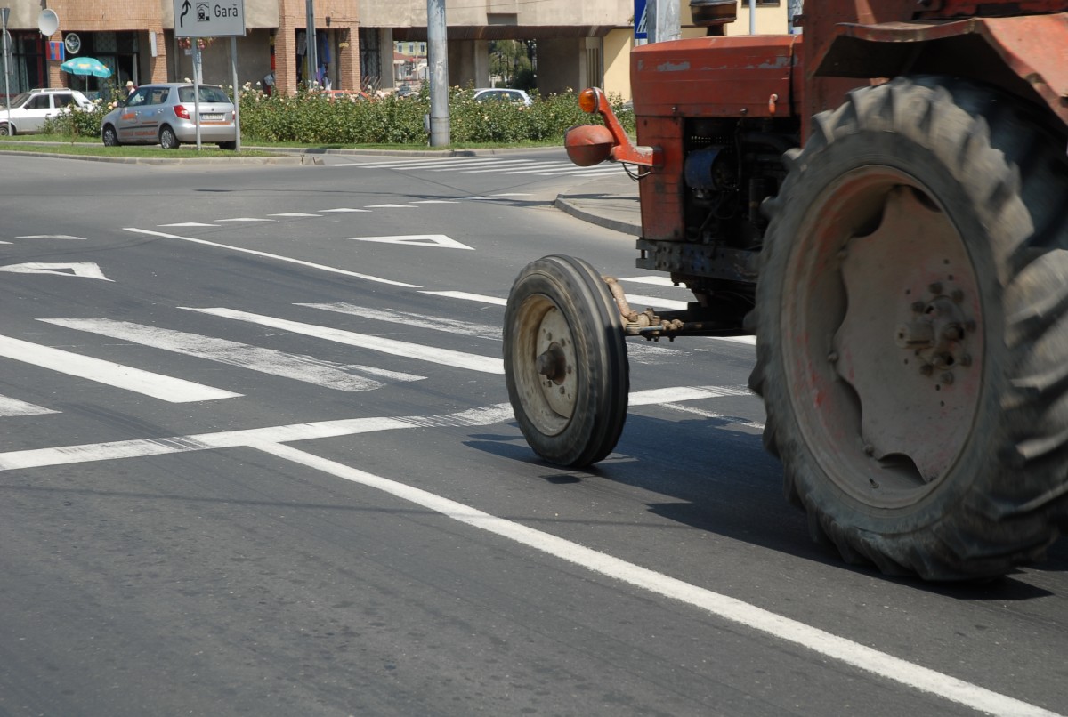 Accident cu două victime, în apropiere de Bârghiș, între un tractor și o mașină