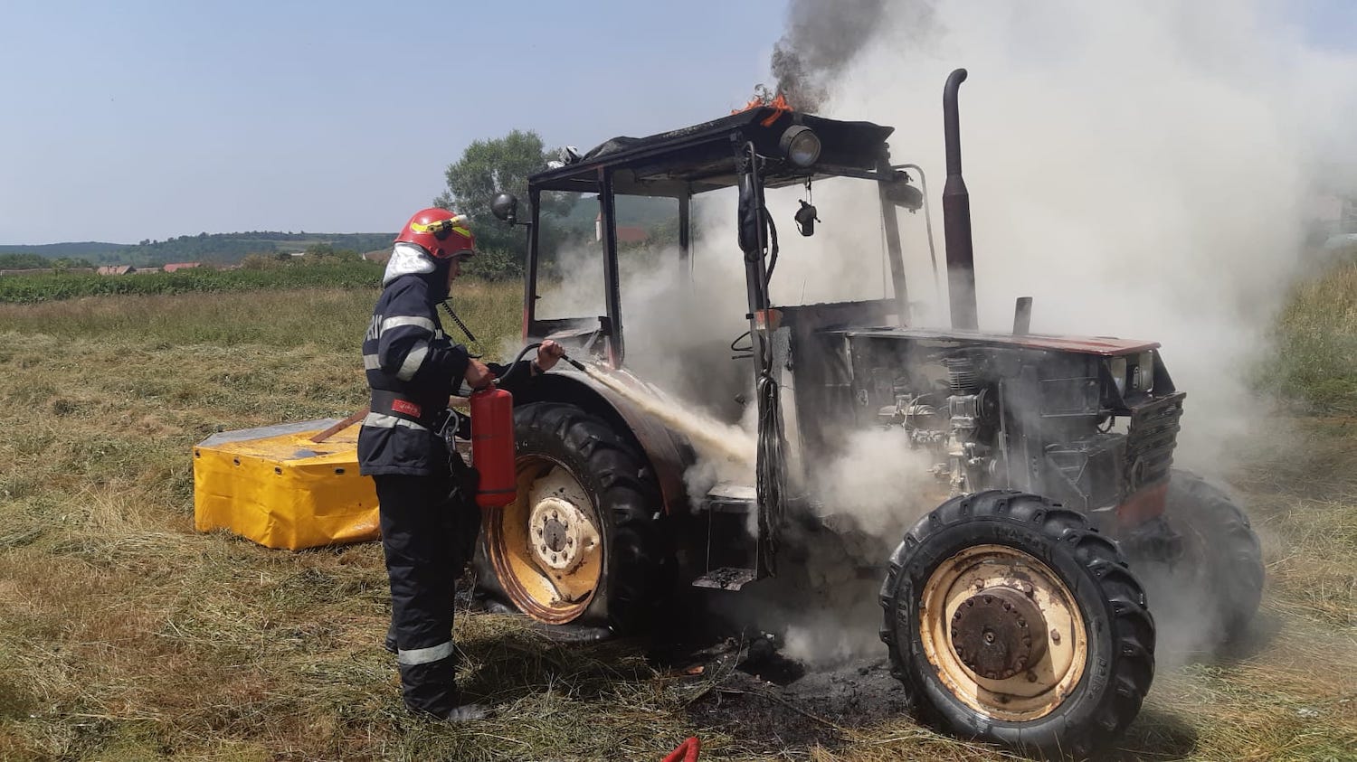 Un tractor a ars aproape în totalitate, la Săcădate