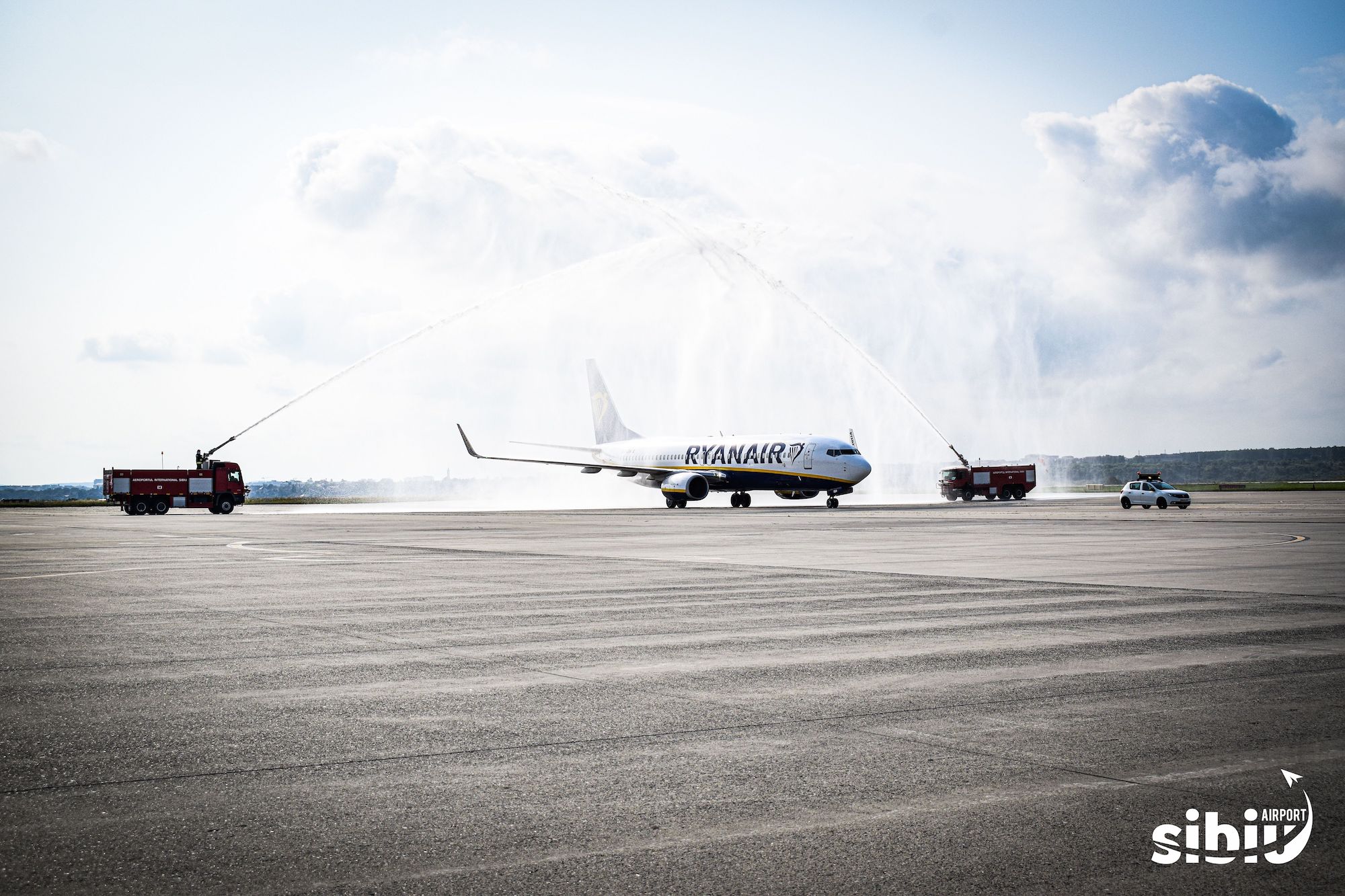 FOTO Primul avion care a aterizat la Sibiu de la Bologna și-a primit vineri ”botezul”