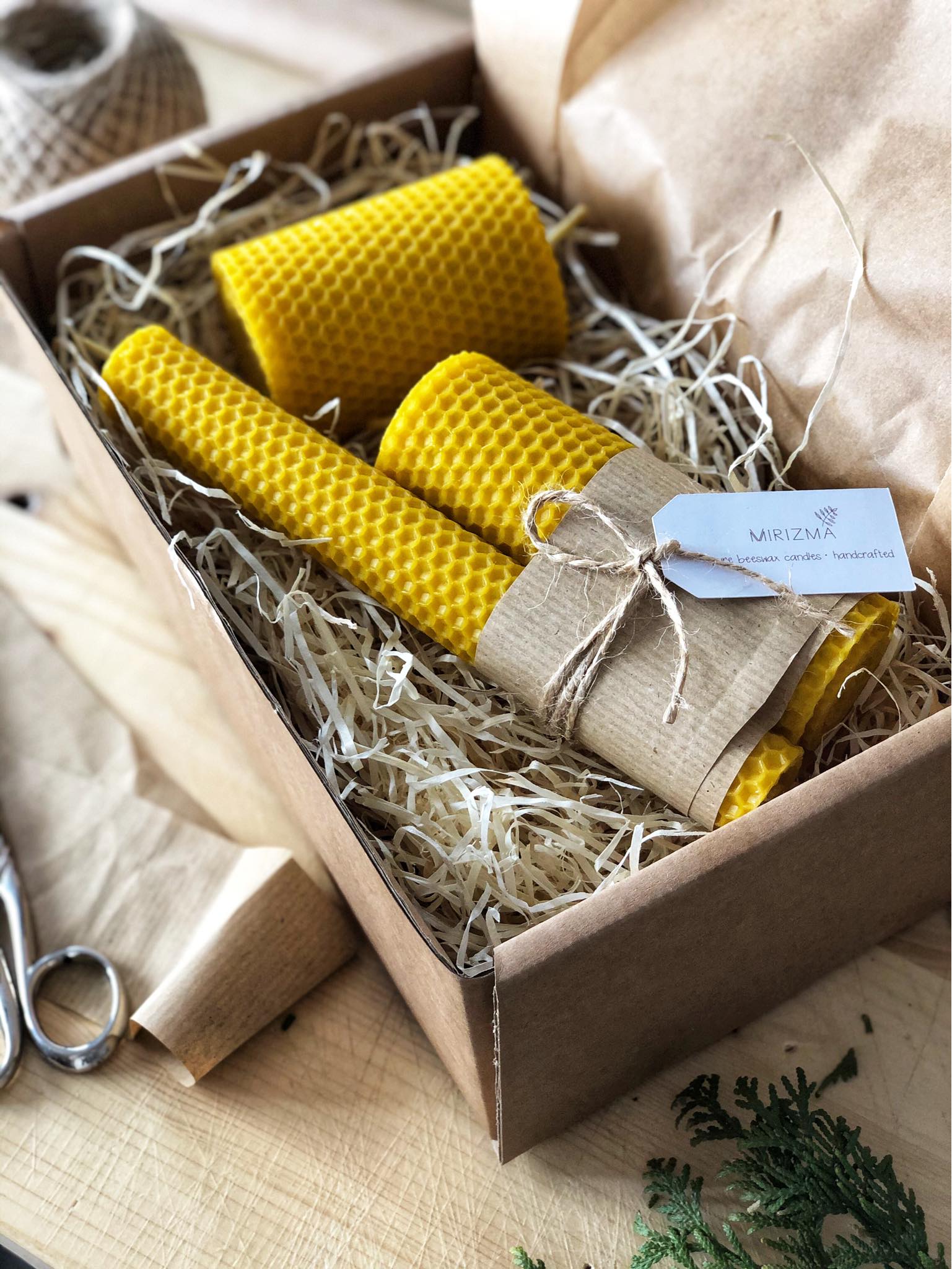 O tânără a învățat în pandemie să creeze lumânări din ceară de albine. „Purifică aerul și calmează simptomele alergiilor”