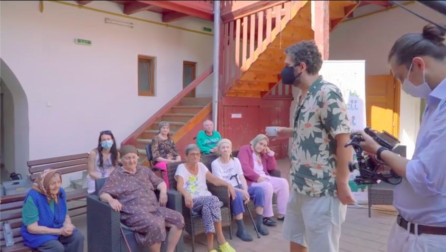 VIDEO Teatrul BIS le-a făcut o surpriză vârstnicilor din căminele sibiene. Experiența a fost filmată de un tânăr videograf