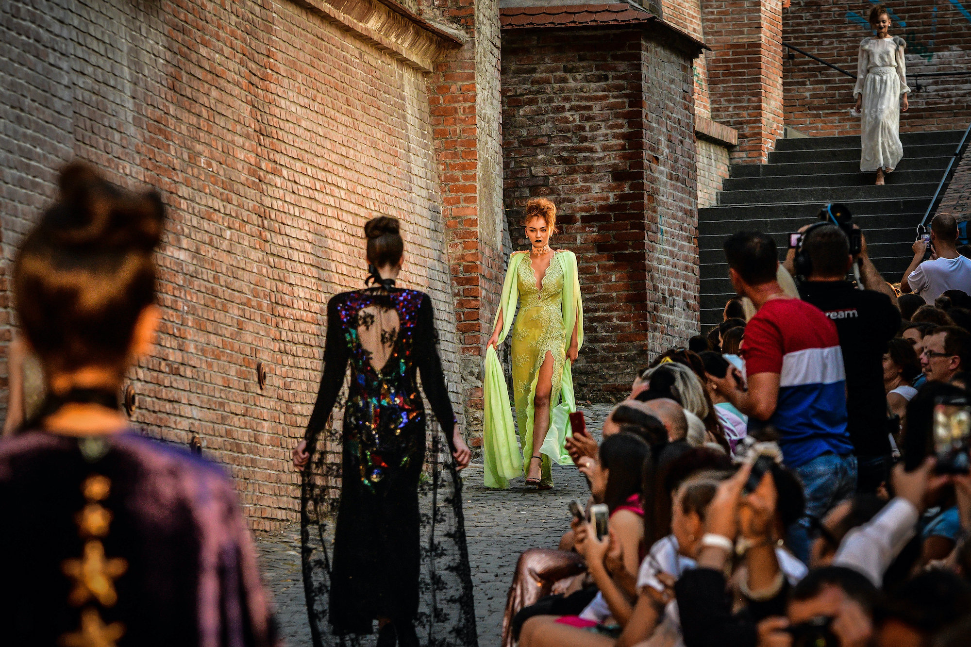 Feeric Fashion Week: prezentări de modă în spații neconvenționale din orașul Sibiu și împrejurimi
