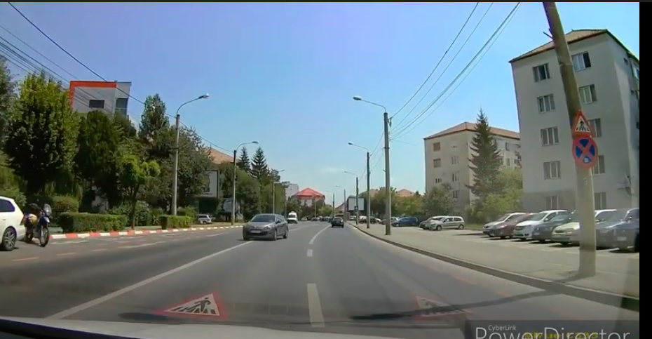 Filmările weekendului la Sibiu - Accidente evitate la limită de șoferi care depășesc pe linie continuă