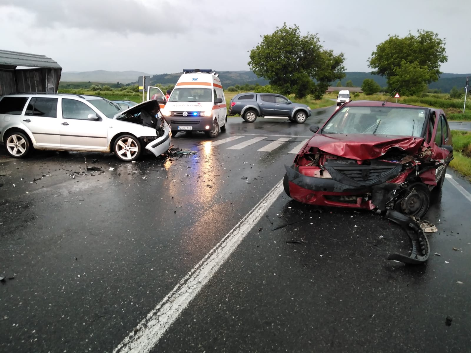 Două persoane au fost rănite într-un accident pe DJ 106