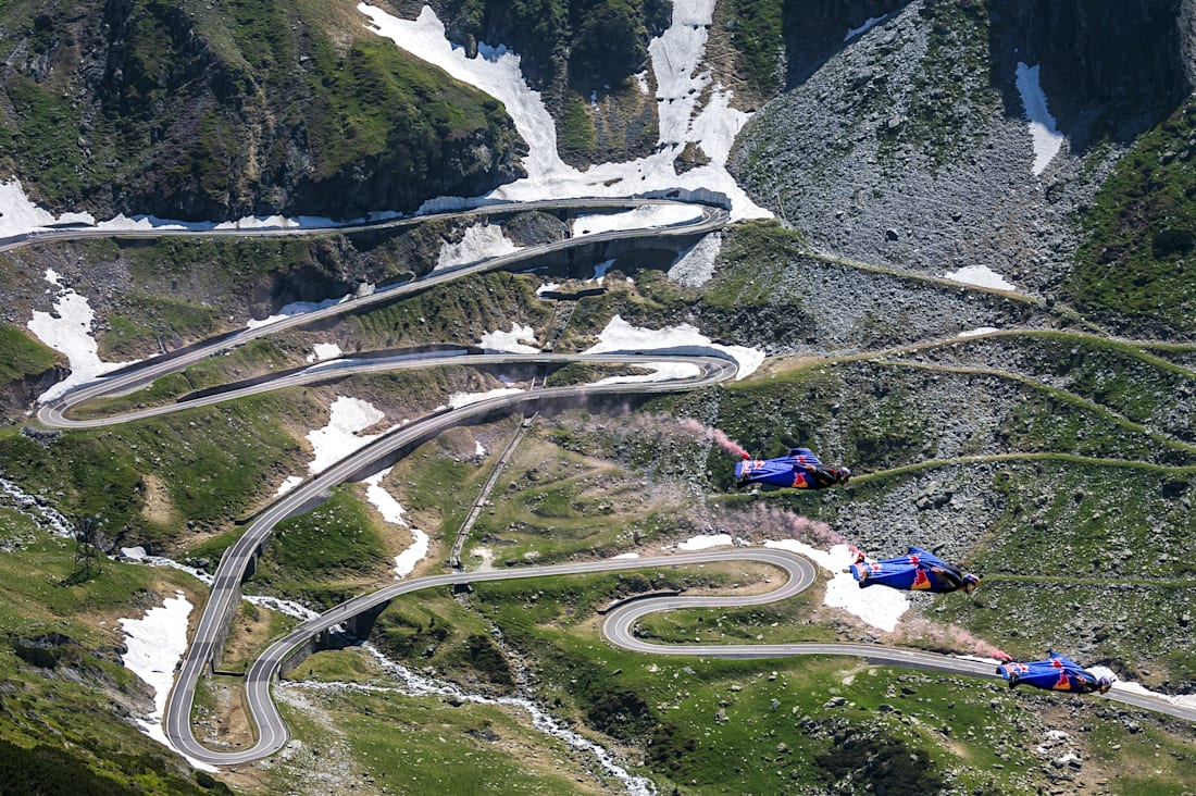 VIDEO Ca în filme: primul zbor cu wingsuit-ul deasupra Transfăgărășanului