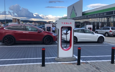 Primele mașini Tesla s-au încărcat la stația supercharger din Sibiu. „E o experiență plăcută”