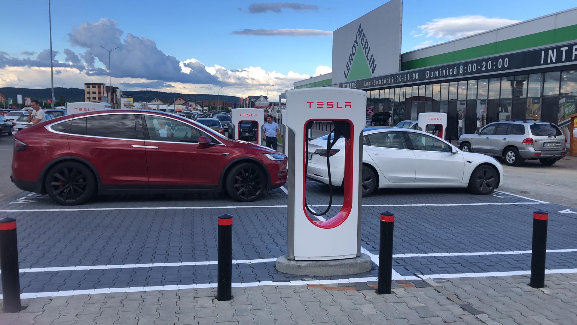 Primele mașini Tesla s-au încărcat la stația supercharger din Sibiu. „E o experiență plăcută”