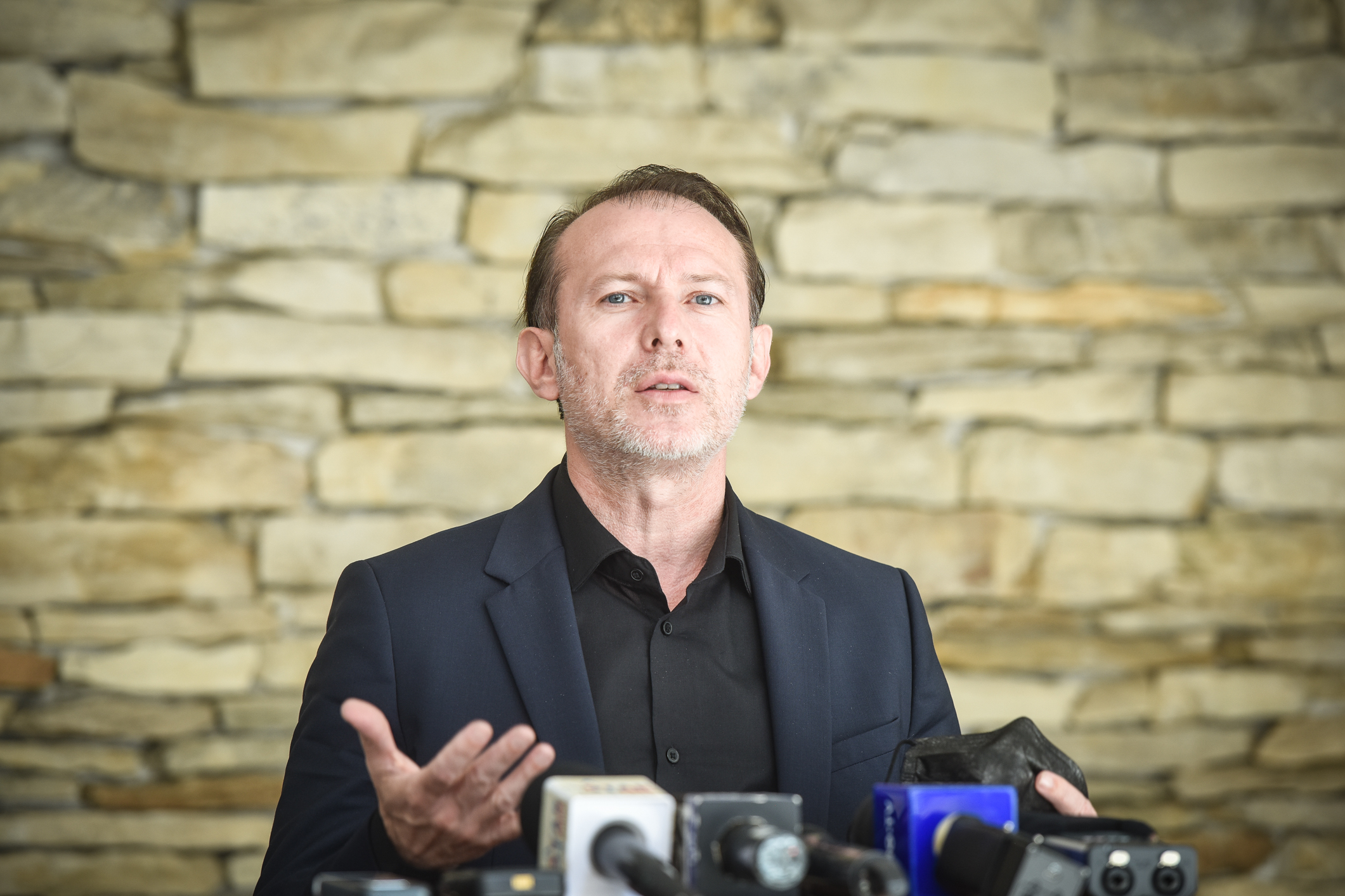 Cîţu: Noi relaxări de la 1 august, dar nu se va renunţa la purtarea măştii de protecţie în interior