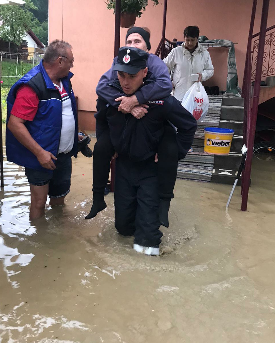 Inundaţii în 29 de localităţi din 12 judeţe. Un bărbat a fost găsit mort în albia unui pârâu