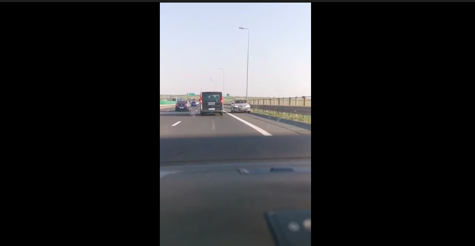 Viral: Zeci de șoferi surprinși pe autostrada A2 în timp ce conduceau pe contrasens