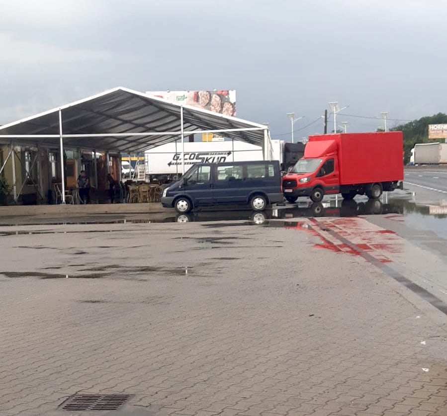 ACTUALIZARE Președintele USR PLUS Râmnicu Vâlcea construiește o sală fără autorizație în giratoriul de la Veștem