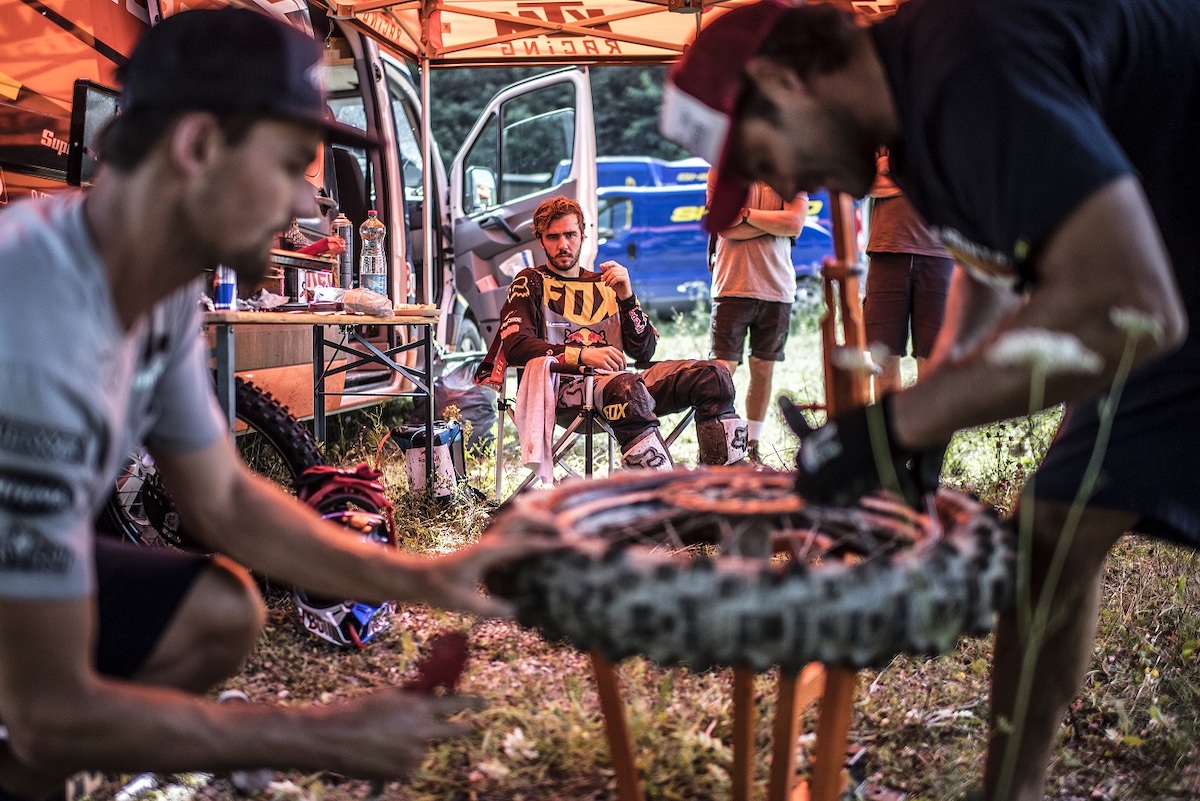 Etapă nouă la Red Bull Romaniacs - concurenții vor fi și mecanici, timp de o zi