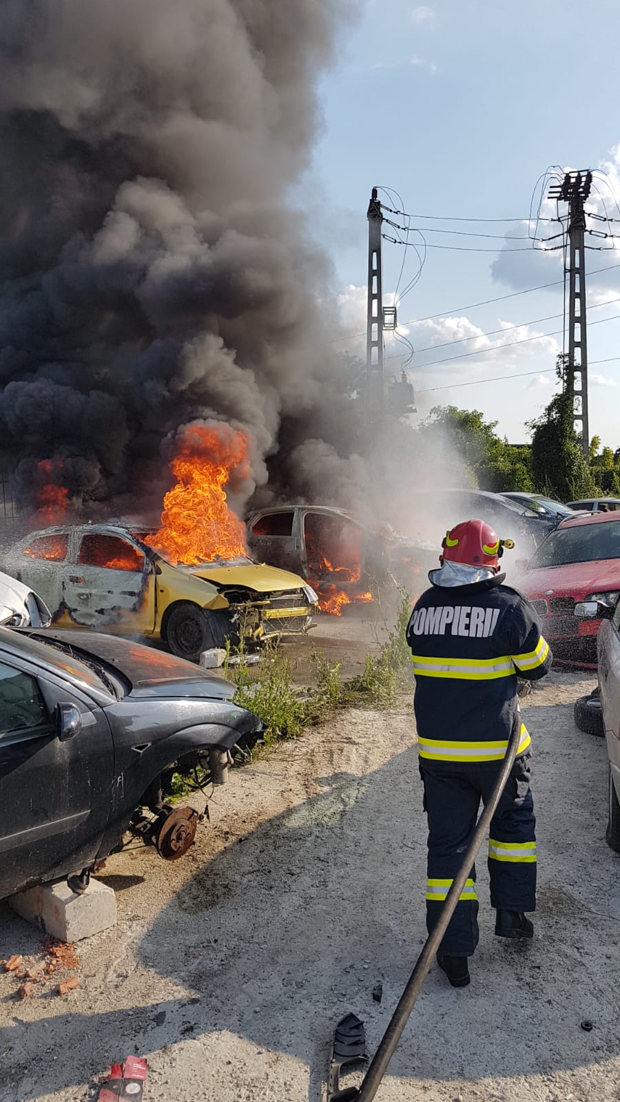 Foto Incendiu într-un parc de dezmembrări auto din Mediaş