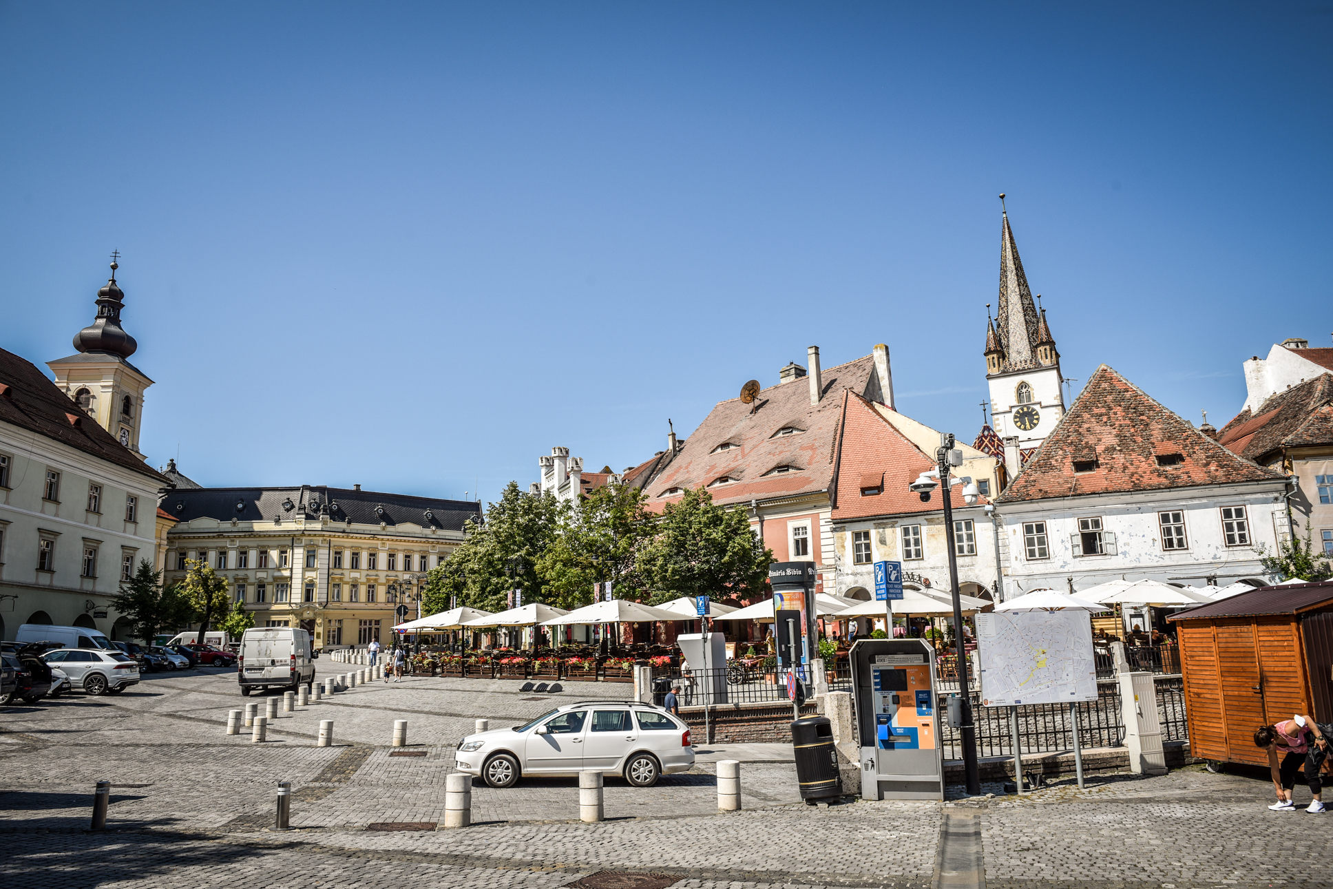 Dispar toate locurile de parcare din Piața Mică, cu excepția celor pentru nunți și rezidenți