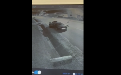 Primăria Cârța caută proprietarul unei mașini înmatriculată în Vâlcea, cu care s-au furat jardiniere de pe marginea drumului