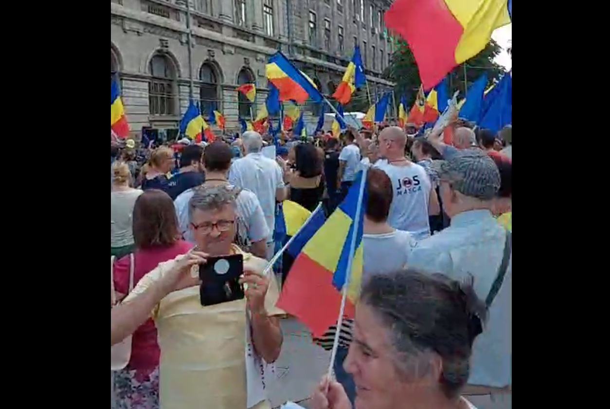 200 de persoane protestează în Piața Universității: ”Nu ne vaccinăm” și 