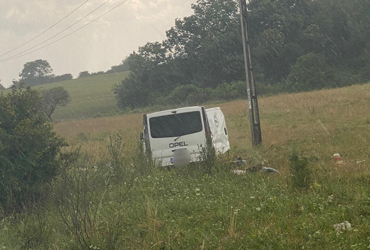 Două persoane sunt rănite după ce un microbuz de marfă s-a răsturnat, la Hosman