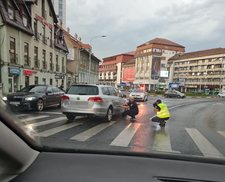 Copil de 13 ani, lovit de un motociclist în timp ce traversa cu trotineta electrică pe trecere. Din lovitură, a fost proiectat într-o mașină