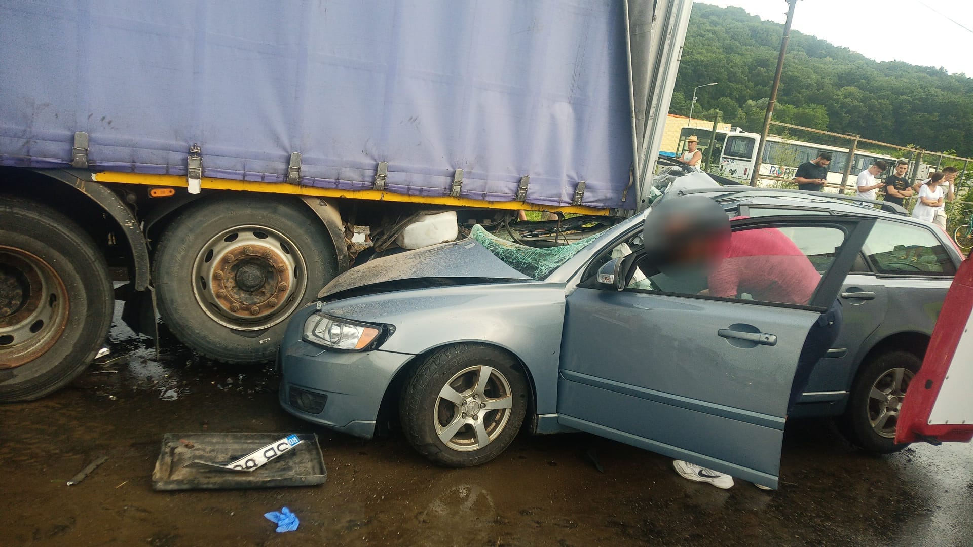 O șoferiță de 19 ani este rănită după ce a intrat cu mașina în remorca unui TIR parcat