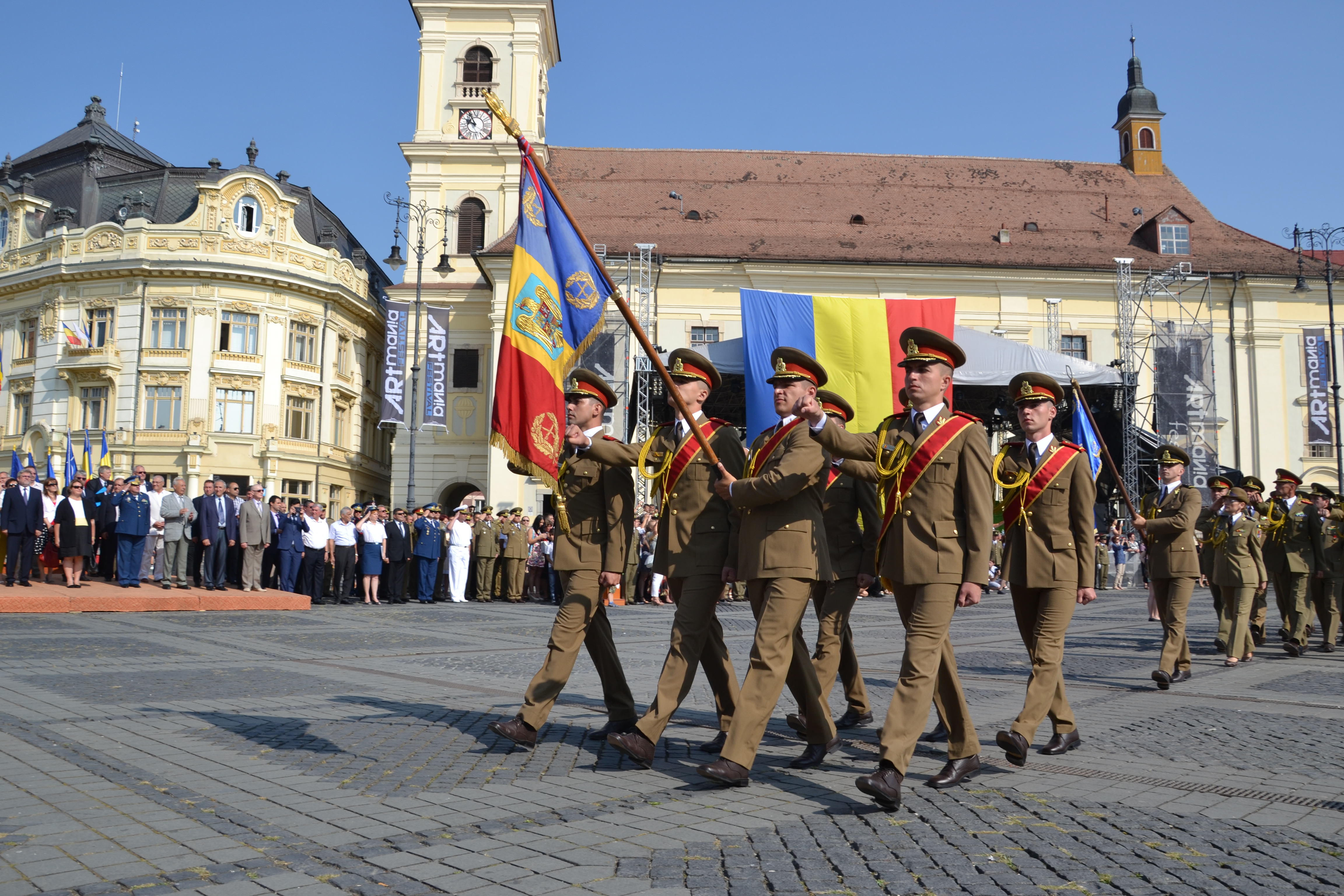 Absolvenții academiei militare primesc primul grad de ofițer printr-o ceremonie care are loc în Piața Mare