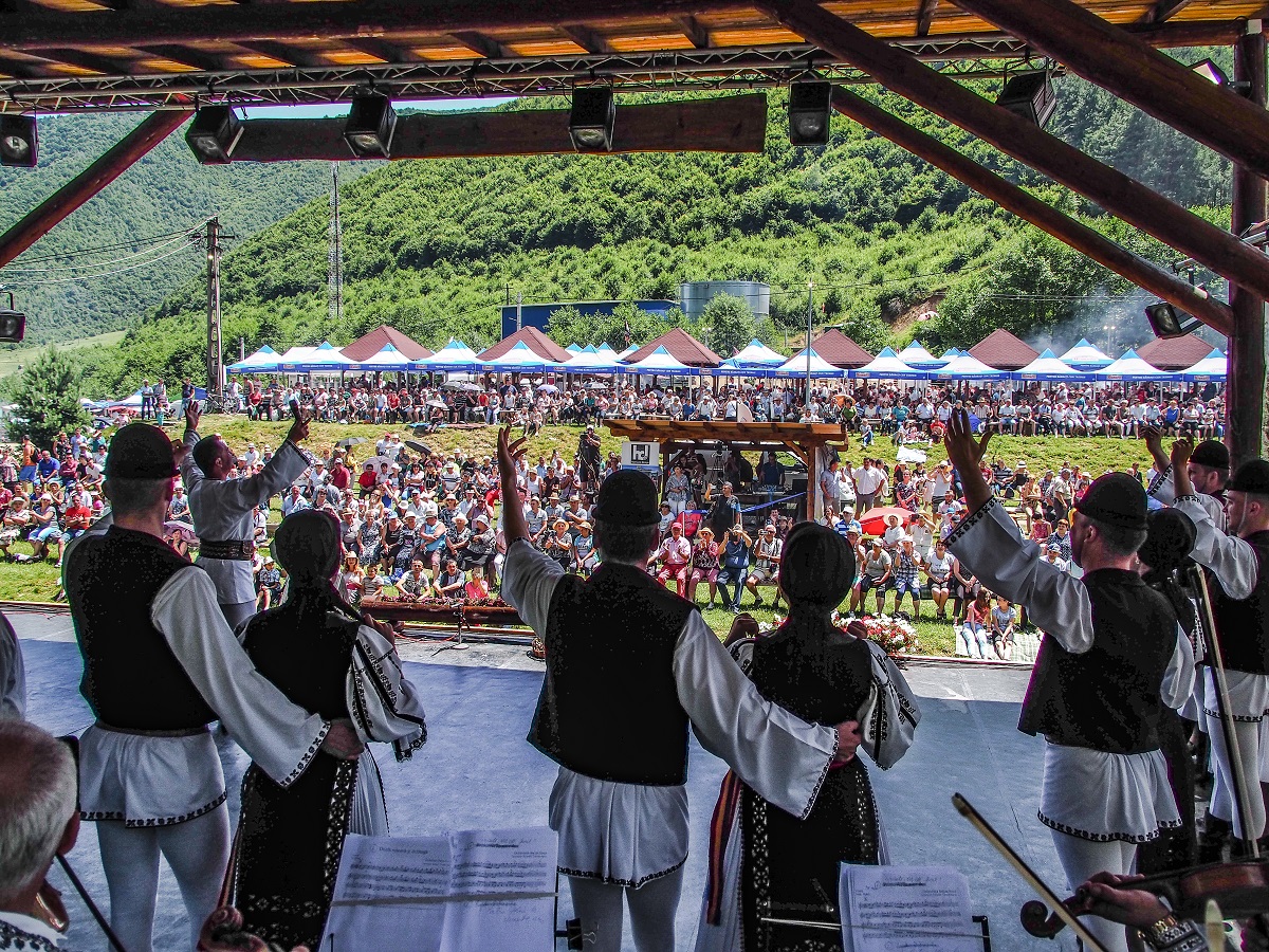 Festivalul „Bujorul de Munte” înflorește, în cântec și joc, la Gura Râului