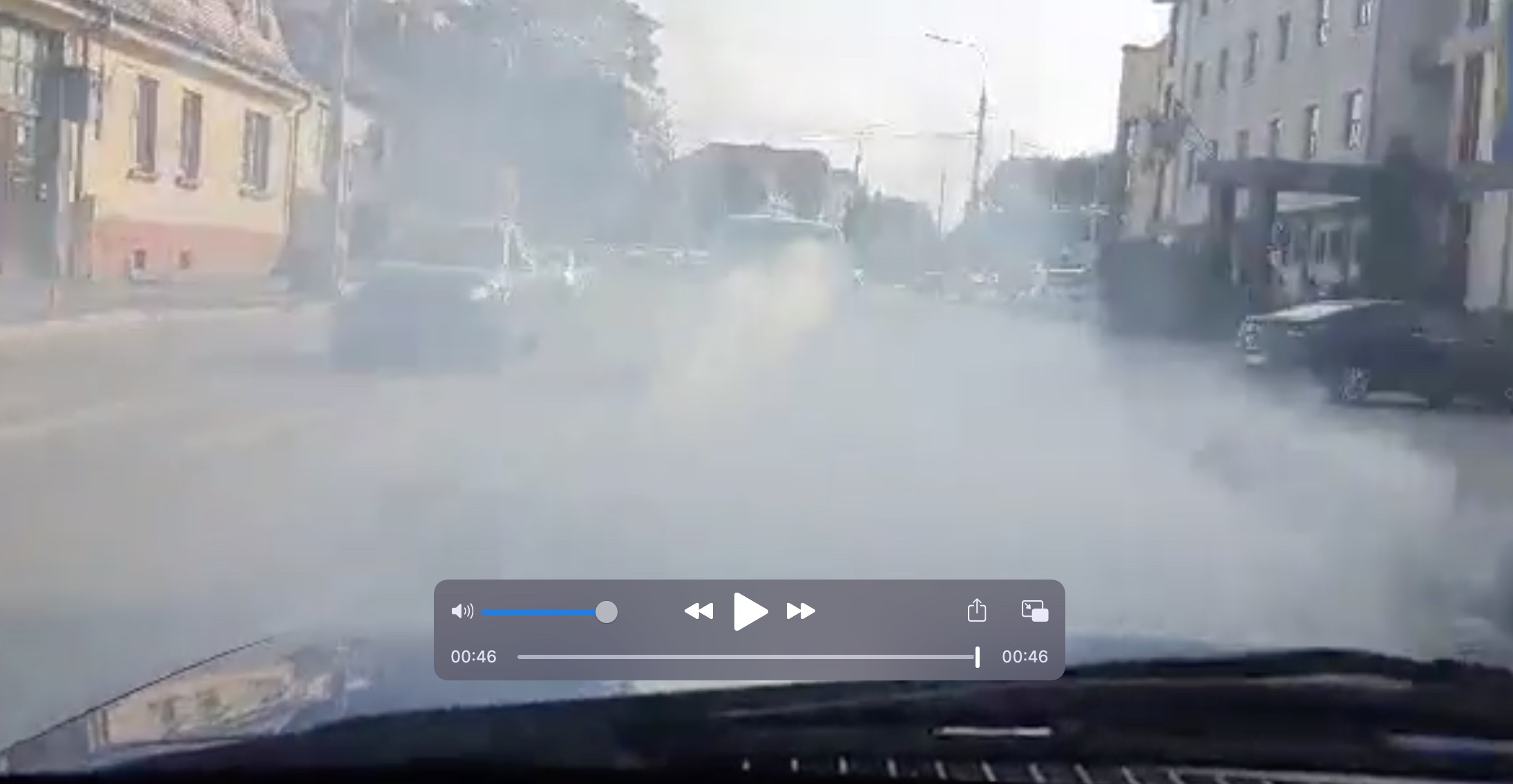 VIDEO Poluare în trafic: Un autoturism cu motorul defect, filmat gonind prin oraș