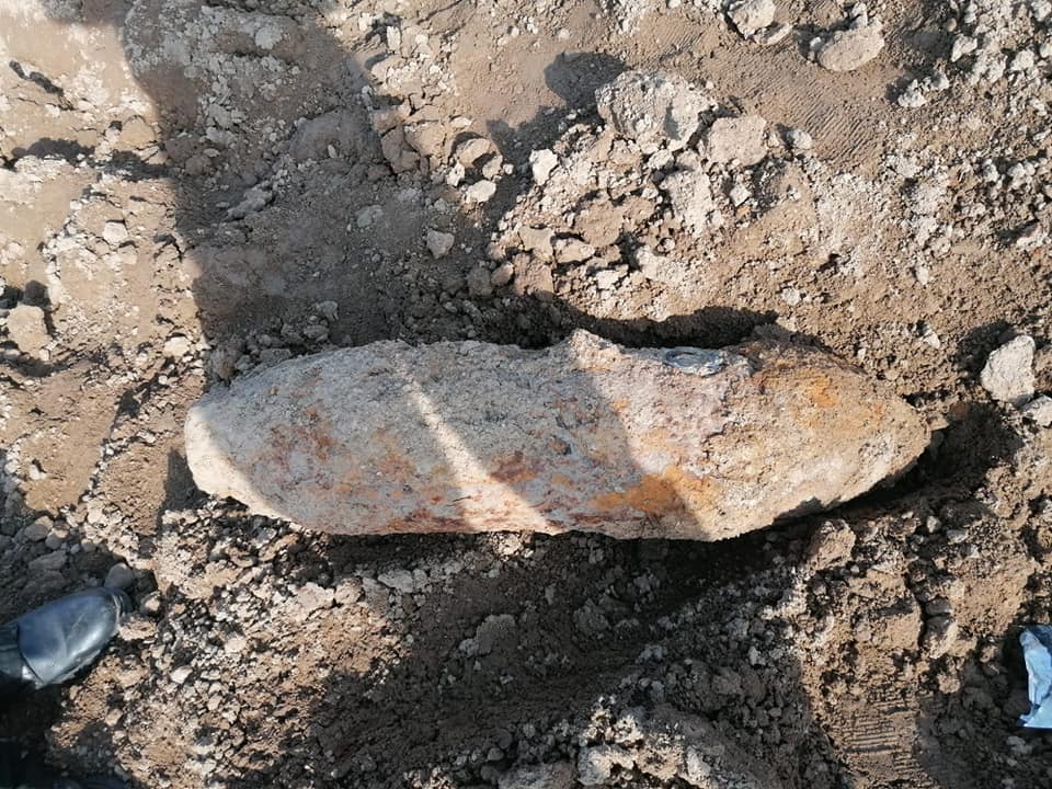 VIDEO O bombă de aviație de 70 de kg, descoperită pe șantierul noii autostrăzi, la Boița