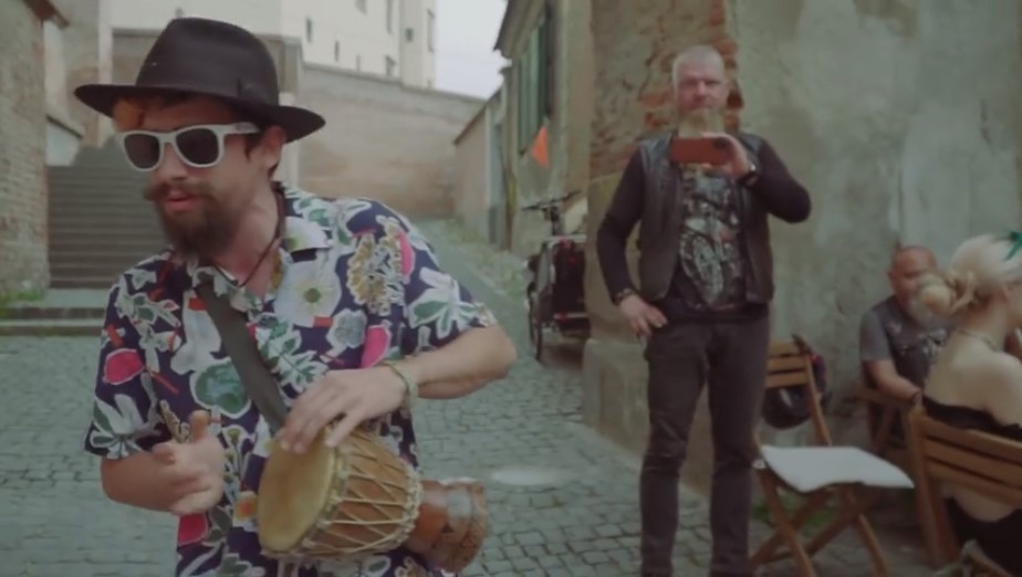 VIDEO. Spectacol spontan la o cafenea din Sibiu cu artiști din mai multe orașe ale țării