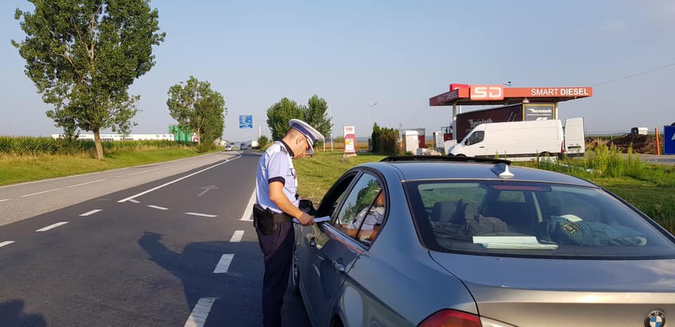 VIDEO - Controale în trafic, în intersecția în care săptămâna trecută și-au pierdut viața patru persoane. Au fost date aproape 100 de amenzi