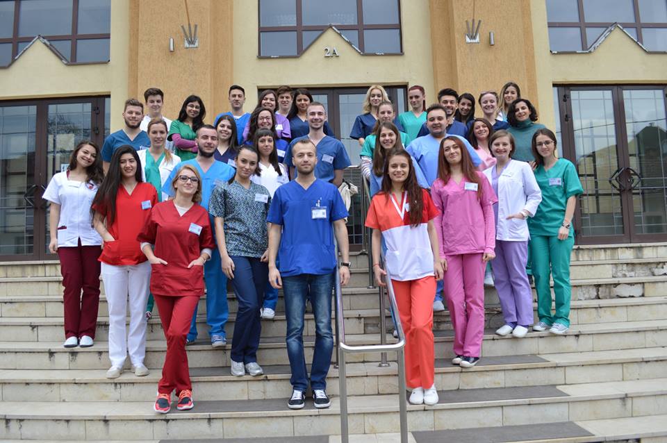 Tânăr aflat de 7 ani într-o casă de tip familial, admis cu 9,30 la Medicină, în Sibiu