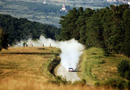 Incident la Raliul Sibiului. Mașina unor participanți a luat foc și a ars în totalitate