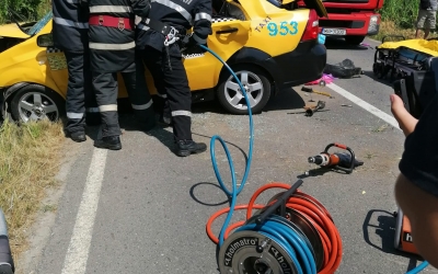 Actualizare: DJ 106: O persoană a murit și alte două au fost rănite după ce o mașina a intrat într-un cap de pod