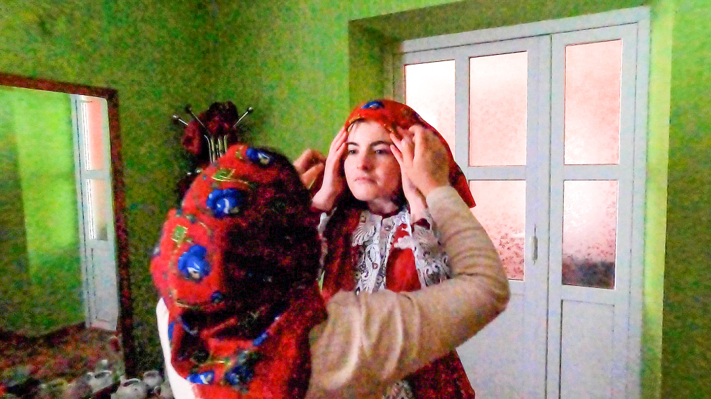 ”Ai grijă la geantă”. Reacțiile primite de o sibiancă îmbrăcată în port corturăresc